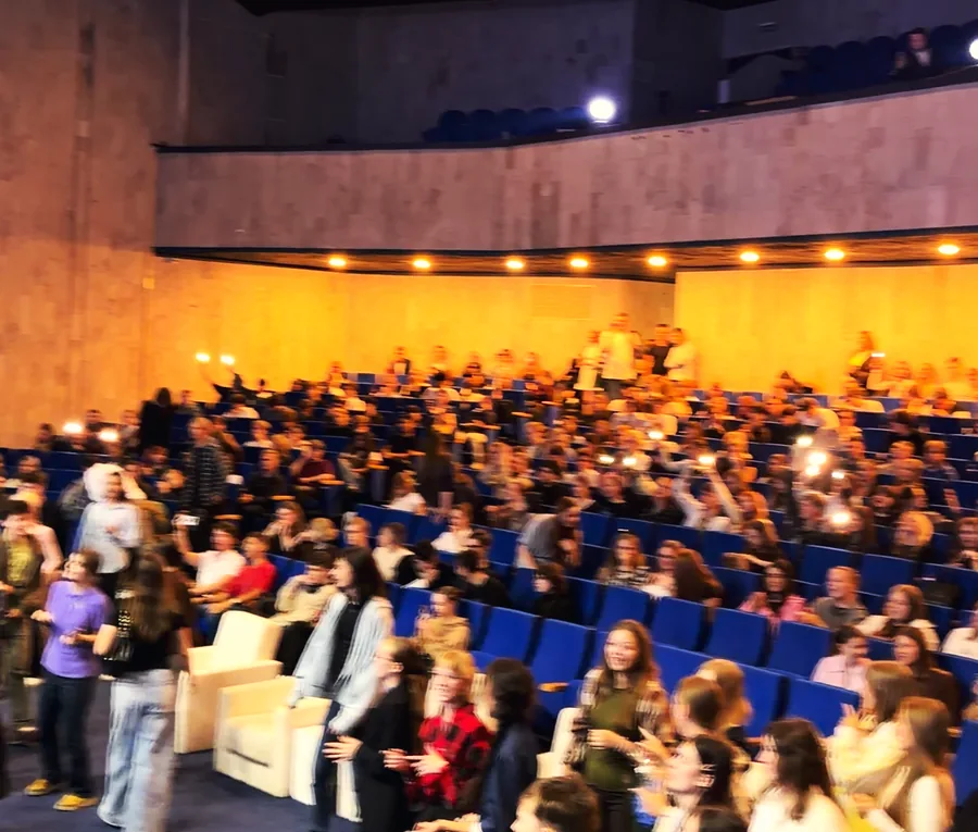 Зал форума на 500+ человек во время выступления AirПоцы