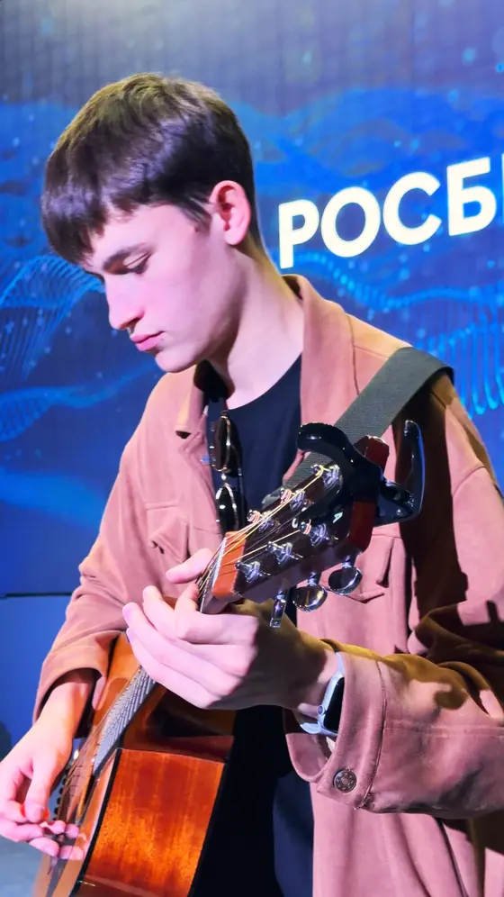 Артём, акустическая гитара